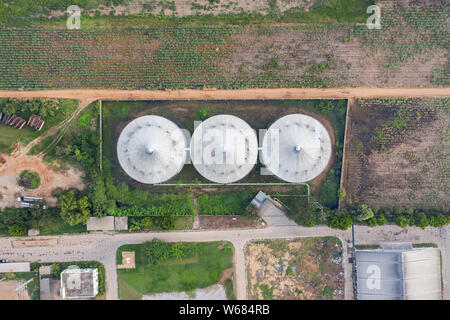 Vue aérienne du réservoir de stockage de l'alcool éthylique, éthanol de l'usine de production d'énergie renouvelable, de la mélasse de canne à sucre Banque D'Images