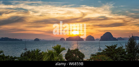 Coucher du soleil derrière les îles karstiques de la baie de Phang-Nga, en Thaïlande. Vue du Tub Kaek Beach, Krabi Banque D'Images