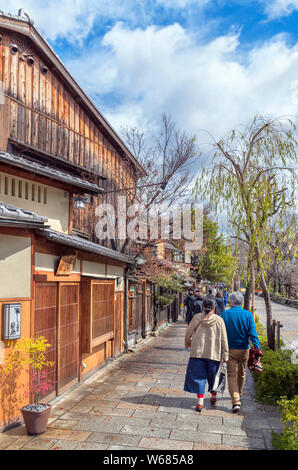 Les bâtiments traditionnels japonais Shirakawa sur rue dans le quartier historique de Gion, Kyoto, Japon Banque D'Images