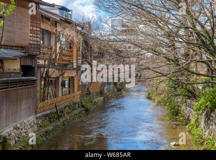 Les bâtiments traditionnels japonais le long de la rivière Shirakawa dans l'historique quartier de Gion, Kyoto, Japon Banque D'Images