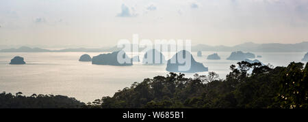 Vue de l'îles karstiques de la baie de Phang-Nga, Krabi, Thaïlande, à partir de l'onglet Kak Hang Nak Hill Nature Trail. Banque D'Images