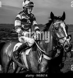 Les jockeys à la chasse au terrier 4 point à l'autre course de chevaux 2019 Banque D'Images