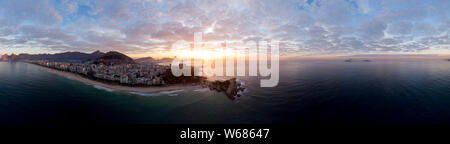 Lever du soleil 360 degrés panoramique pleine vue aérienne de Rio de Janeiro Arpoador et avec la plage d'Ipanema en premier plan et le paysage urbain plus large derrière Banque D'Images