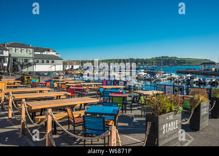 Le restaurant en front de mer à Custom House Quay à Falmouth. Cornwall, Angleterre, Royaume-Uni. Banque D'Images