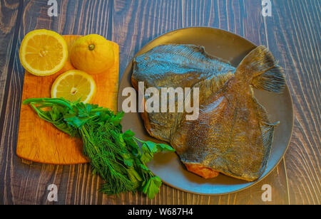 Poisson frais sans la tête avec du caviar. Préparé pour la friture. Banque D'Images