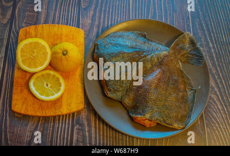 Poisson frais sans la tête avec du caviar. Préparé pour la friture. Banque D'Images