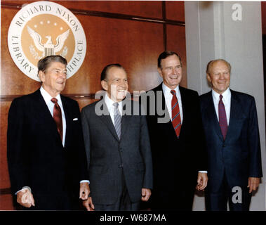 Le président des États-Unis George H. W. Bush, centre droit, se joint à l'ancien président américain Ronald Reagan, à gauche, Richard M. Nixon, centre gauche, et Gerald R. Ford, droite au dévouement de la Richard Nixon Library et de naissance à Yorba Linda, Californie le Jeudi, Juillet 19, 1990. Crédit obligatoire : David Valdez - White House via CNP | conditions dans le monde entier Banque D'Images