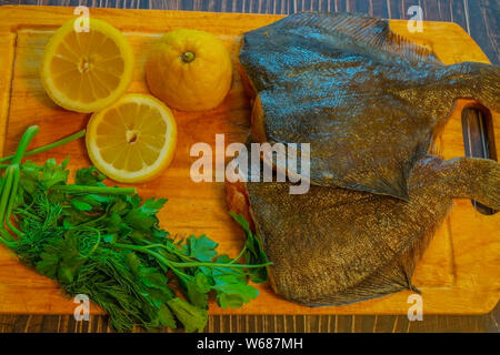 Poisson frais sans la tête avec du caviar. Préparé pour la friture. Banque D'Images