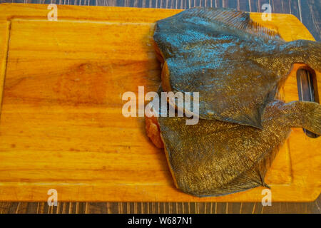 Poisson frais sans la tête avec du caviar. Préparé pour la friture. Banque D'Images