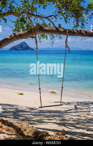 Swing suspendu à une branche d'arbre à Laemtong Beach, Thaïlande, île Phiphi Banque D'Images