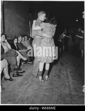 Le comté de Shelby, Iowa. Les danses sont parfois donnés dans l'ancien opéra (une société de bâtiment. . . ; Portée et contenu : la légende complète se lit comme suit : le comté de Shelby, Iowa. Les danses sont parfois donnés dans l'ancien opéra (un bâtiment) par les membres de la club de danse locale. Ces jeunes ont en commun leur argent et louer la salle, apportant à l'un des huit ou neuf petits orchestres de la villes des environs. Environ 140 personnes sont nécessaires pour faire de ces étrangères reste financièrement. En cette occasion particulière, les routes étaient mauvaises et qu'environ 40 couples (tous de Irwi Banque D'Images