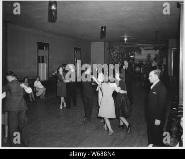 Le comté de Shelby, Iowa. Les danses sont parfois donnés dans l'ancien opéra (une société de bâtiment. . . ; Portée et contenu : la légende complète se lit comme suit : le comté de Shelby, Iowa. Les danses sont parfois donnés dans l'ancien opéra (un bâtiment) par les membres de la club de danse locale. Ces jeunes ont en commun leur argent et louer la salle, apportant à l'un des huit ou neuf petits orchestres de la villes des environs. Environ 140 personnes sont nécessaires pour faire de ces étrangères reste financièrement. En cette occasion particulière, les routes étaient mauvaises et qu'environ 40 couples (tous de Irwi Banque D'Images