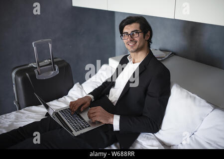 Businessman ready to travel travaille avec son ordinateur portable Banque D'Images