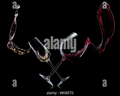 Ensemble de verres à vin et champagne sur isolé sur un fond noir Banque D'Images