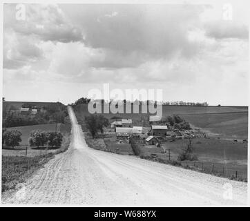 Le comté de Shelby, Iowa. Vues générales de fermes. Ces images montrent la disposition des Shelby typique C . . . ; Portée et contenu : la légende complète se lit comme suit : le comté de Shelby, Iowa. Vues générales de fermes. Ces images montrent la disposition des Fermes typiques du comté de Shelby. Sites d'avis sont la taille et le nombre de dépendances, leur proximité à l'habitation, les bosquets autour de chaque lieu et la variation de taille, forme et disposition des bâtiments. La similitude des choses dans cette région est souvent surestimée. Il y a variation ici car il n'y a partout ailleurs. Banque D'Images