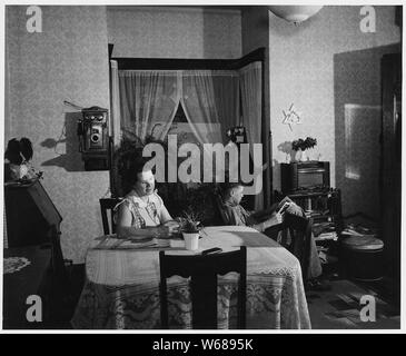Le comté de Shelby, Iowa. Cuisine et salle de séjour dans le logement d'une moyennes exploitées par leur propriétaire ferme. . . . ; Portée et contenu : la légende complète se lit comme suit : le comté de Shelby, Iowa. Cuisine et salle de séjour dans le logement d'une moyennes exploitées par leur propriétaire ferme. La maison est simple mais confortable, et dispose de toutes les commodités de base plus -- la lumière électrique et la réfrigération, radio, et de l'eau dans la cuisine. Cependant, notez que l'eau doit être pompée à la main. Le repas juste terminé -- dîner -- était copieux, varié et bien préparé. Banque D'Images