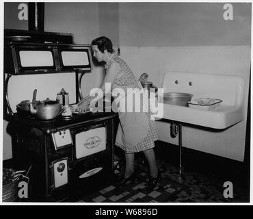 Le comté de Shelby, Iowa. Cuisine et salle de séjour dans le logement d'une moyennes exploitées par leur propriétaire ferme. . . . ; Portée et contenu : la légende complète se lit comme suit : le comté de Shelby, Iowa. Cuisine et salle de séjour dans le logement d'une moyennes exploitées par leur propriétaire ferme. La maison est simple mais confortable, et dispose de toutes les commodités de base plus -- la lumière électrique et la réfrigération, radio, et de l'eau dans la cuisine. Cependant, notez que l'eau doit être pompée à la main. Le repas juste terminé -- dîner -- était copieux, varié et bien préparé. Banque D'Images
