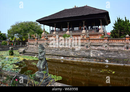 Taman Kertha Gosa pavillon flottant ou Bale kambang, Klungkung ou Semarapura, Bali, Indonésie, Asie Banque D'Images