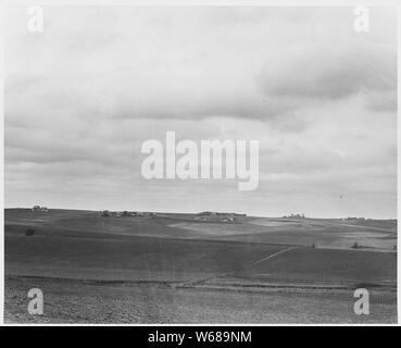 Le comté de Shelby, Iowa. C'est la terre qui soutient les gens dans Irwin -- certaines des meilleures terres dans . . . ; Portée et contenu : la légende complète se lit comme suit : le comté de Shelby, Iowa. C'est la terre qui soutient les gens dans Irwin -- certaines des meilleures terres du pays. La terre arable est profond, texture fine et à l'abri de pierres, et même le sous-sol va produire de bonnes récoltes. Parce que c'est rouler, cette terre se lave et érode plus rapidement que dans le plat pays de l'Est, mais les agriculteurs dire il résiste mieux à la sécheresse que les derniers. Banque D'Images