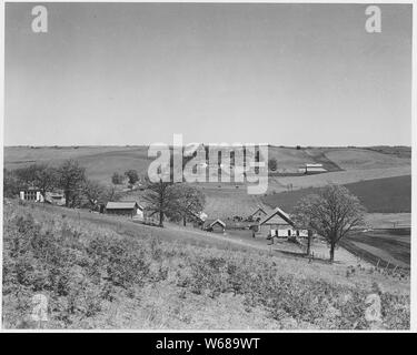 Le comté de Shelby, Iowa. C'est la terre qui soutient les gens dans Irwin -- certaines des meilleures terres dans . . . ; Portée et contenu : la légende complète se lit comme suit : le comté de Shelby, Iowa. C'est la terre qui soutient les gens dans Irwin -- certaines des meilleures terres du pays. La terre arable est profond, texture fine et à l'abri de pierres, et même le sous-sol va produire de bonnes récoltes. Parce que c'est rouler, cette terre se lave et érode plus rapidement que dans le plat pays de l'Est, mais les agriculteurs dire il résiste mieux à la sécheresse que les derniers. Banque D'Images