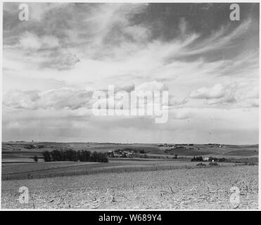 Le comté de Shelby, Iowa. C'est la terre qui soutient les gens dans Irwin -- certaines des meilleures terres dans . . . ; Portée et contenu : la légende complète se lit comme suit : le comté de Shelby, Iowa. C'est la terre qui soutient les gens dans Irwin -- certaines des meilleures terres du pays. La terre arable est profond, texture fine et à l'abri de pierres, et même le sous-sol va produire de bonnes récoltes. Parce que c'est rouler, cette terre se lave et érode plus rapidement que dans le plat pays de l'Est, mais les agriculteurs dire il résiste mieux à la sécheresse que les derniers. Banque D'Images