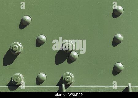 Plaque de métal industriel vert militaire avec rivets et boulons, texture de fond photo Banque D'Images