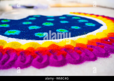 Rangoli réalisés sur un sol en pierre de marbre avec poudre de couleur sur veille de Diwali. Les motifs, couleurs et dessins font partie intégrante de l'Hindu celebr Banque D'Images