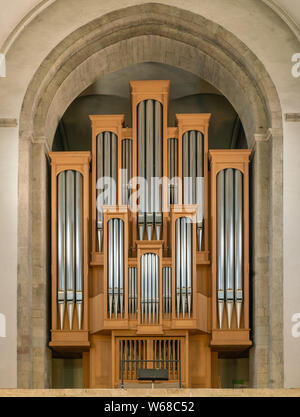 COLOGNE, ALLEMAGNE - 17 juillet 2019 : orgue moderne de l'Eglise Saint Aposteln le 17 juillet 2019 à Cologne, Allemagne Banque D'Images