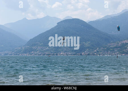 Le lac de Côme, Italie - 21 juillet 2019. Le sport de l'eau : kitesurfer fait un truc dans l'air par un beau jour d'été ensoleillé près de Colico, ville de l'Italie. Alp mo Banque D'Images