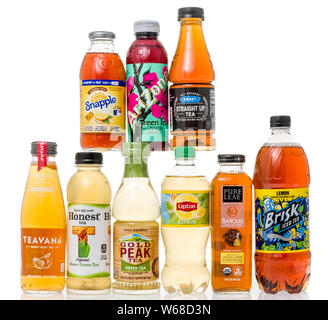 Winneconne, WI - 21 juillet 2019 : une collection de bouteilles de thé Lipton, y compris Teavana, honnête, Gold Peak, Snapple, Pure Leaf, Arizona plateau sur une norme iso Banque D'Images