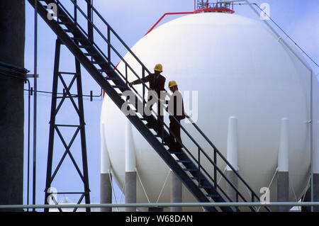 Deux hommes inspecter une raffinerie de pétrole de Louisiane. Banque D'Images