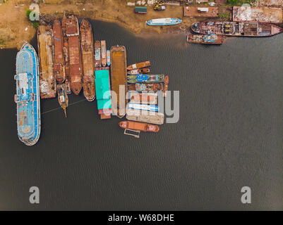 Vue de dessus de l'antenne, de remorqueurs et de navires-citernes conteneurs parking en chantier de réparation. Peut utiliser pour l'expédition ou le transport de fond concept. Banque D'Images