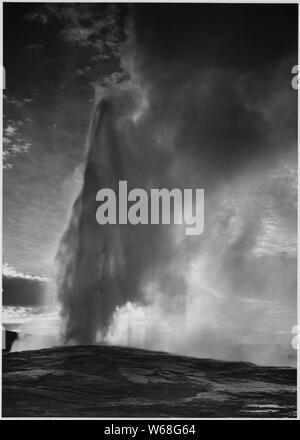 Prises au crépuscule ou à l'aube sous divers angles au cours de l'éruption. Old Faithful Geyser, le Parc National de Yellowstone, Wyoming. (Orientation verticale), 1933 - 1942 Banque D'Images