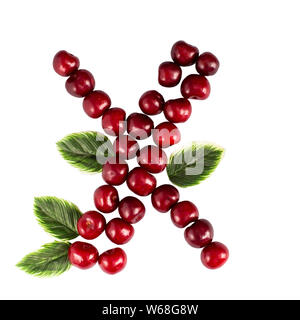 Une lettre de l'alphabet anglais X de cerises mûres. Isoler sur fond blanc. L'été, concept en bonne santé. Petits fruits juteux. Banque D'Images
