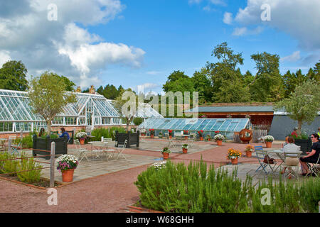 GORDON CASTLE GARDENS FOCHABERS MORAY ECOSSE ESPACE EN PLEIN AIR DU CAFÉ ET LES SERRES Banque D'Images