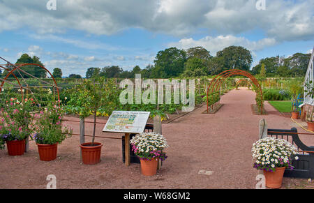 GORDON CASTLE GARDENS FOCHABERS MORAY ECOSSE L'entrée du vaste jardin clos Banque D'Images