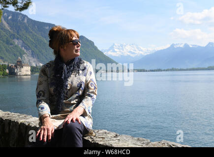 Femme mature de détente touristique à Montreux sur le Lac Léman Banque D'Images