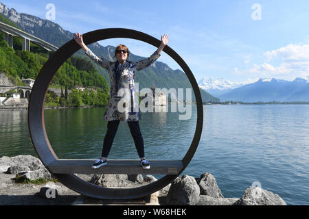 Femme mature de détente touristique à Montreux sur le Lac Léman Banque D'Images