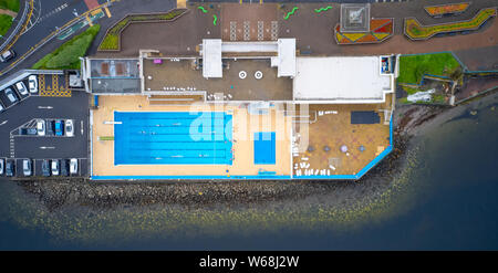 Gourock, Anzonico / Ecosse, Royaume-Uni - 27 juillet 2019 : piscine piscine plein air commence les leçons pour les personnes âgées et handicapées antenne nageurs Banque D'Images
