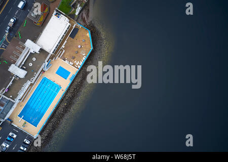 Gourock, Anzonico / Ecosse, Royaume-Uni - 27 juillet 2019 : piscine piscine plein air commence les leçons pour les personnes âgées et handicapées antenne nageurs Banque D'Images