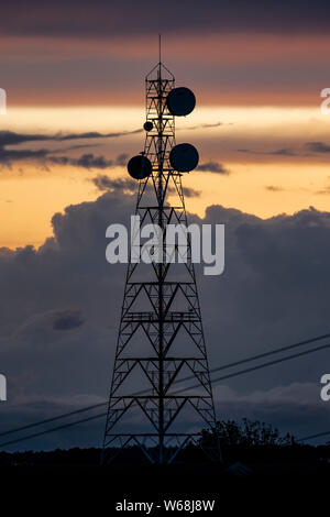 Tour de télécommunication antenne à au coucher du soleil. Banque D'Images