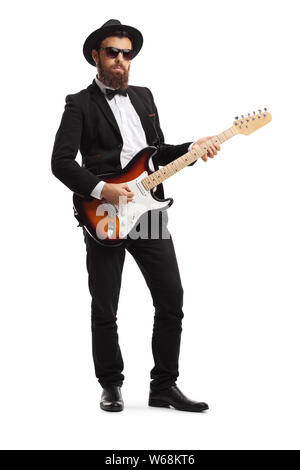 Portrait d'un homme guitariste dans un costume isolé sur fond blanc Banque D'Images