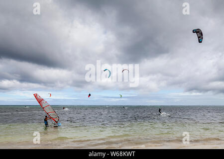 Le kite surf et la planche à voile, Bulabeg Beach, Boracay, Philippines Banque D'Images