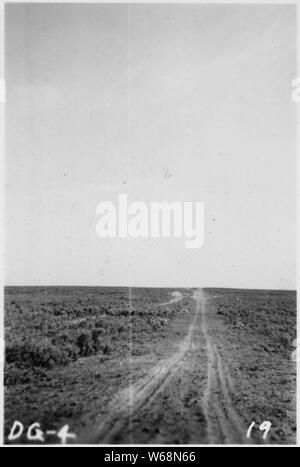 Sentiers du chariot. L'armoise a été effacée. Le classement est l'opération suivante. ; Portée et contenu : la DG 4 Camp est situé à 1,6 km au sud-ouest de Springfield, Missouri dans la section 14 SE 1/4, canton 4, rang 32 Sud Est. Il est occupé par la société CCC 990 de parc d'état de Big Sur, Monterey, 12 District, en Californie. La zone de travail de ce camp se trouve dans le quartier de pâturage no 3. Il est situé à environ 1,6 km de la tête de rail. La construction du camp a été commencé par le détail le 1 mai. Il a été occupé par le corps le 15 mai. Le travail de terrain a été commencé le 30 mai. Banque D'Images