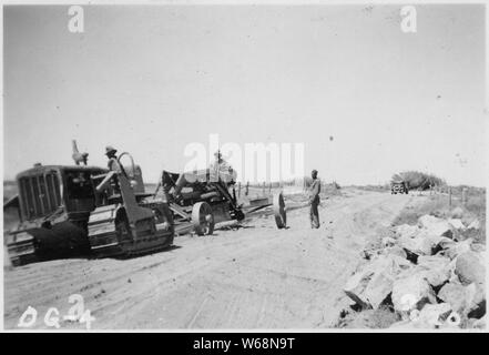 Sentiers du chariot. La niveleuse caterpillar et équipage ; Portée et contenu : la DG 4 Camp est situé à 1,6 km au sud-ouest de Springfield, Missouri dans la section 14 SE 1/4, canton 4, rang 32 Sud Est. Il est occupé par la société CCC 990 de parc d'état de Big Sur, Monterey, 12 District, en Californie. La zone de travail de ce camp se trouve dans le quartier de pâturage no 3. Il est situé à environ 1,6 km de la tête de rail. La construction du camp a été commencé par le détail le 1 mai. Il a été occupé par le corps le 15 mai. Le travail de terrain a été commencé le 30 mai. Banque D'Images