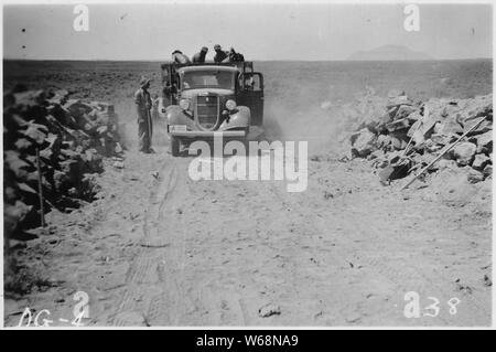 Sentiers du chariot. L'équipage a vu à travers la coupe après l'excavation est terminée. ; Portée et contenu : la DG 4 Camp est situé à 1,6 km au sud-ouest de Springfield, Missouri dans la section 14 SE 1/4, canton 4, rang 32 Sud Est. Il est occupé par la société CCC 990 de parc d'état de Big Sur, Monterey, 12 District, en Californie. La zone de travail de ce camp se trouve dans le quartier de pâturage no 3. Il est situé à environ 1,6 km de la tête de rail. La construction du camp a été commencé par le détail le 1 mai. Il a été occupé par le corps le 15 mai. Le travail de terrain a été commencé le 30 mai. Banque D'Images