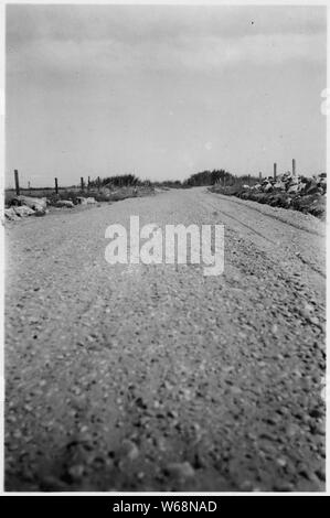 Sentiers du chariot. Springfield-Big Butte Road tel qu'il apparaît après la fin. ; Portée et contenu : la DG 4 Camp est situé à 1,6 km au sud-ouest de Springfield, Missouri dans la section 14 SE 1/4, canton 4, rang 32 Sud Est. Il est occupé par la société CCC 990 de parc d'état de Big Sur, Monterey, 12 District, en Californie. La zone de travail de ce camp se trouve dans le quartier de pâturage no 3. Il est situé à environ 1,6 km de la tête de rail. La construction du camp a été commencé par le détail le 1 mai. Il a été occupé par le corps le 15 mai. Le travail de terrain a été commencé le 30 mai. Banque D'Images