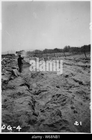 Sentiers du chariot. Le Springfield-Big Butte Road en construction. ; Portée et contenu : la DG 4 Camp est situé à 1,6 km au sud-ouest de Springfield, Missouri dans la section 14 SE 1/4, canton 4, rang 32 Sud Est. Il est occupé par la société CCC 990 de parc d'état de Big Sur, Monterey, 12 District, en Californie. La zone de travail de ce camp se trouve dans le quartier de pâturage no 3. Il est situé à environ 1,6 km de la tête de rail. La construction du camp a été commencé par le détail le 1 mai. Il a été occupé par le corps le 15 mai. Le travail de terrain a été commencé le 30 mai. Banque D'Images