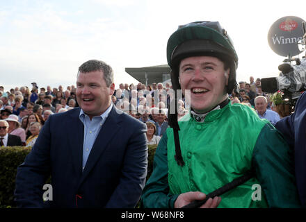 Le Jockey Luke Dempsey et formateur Gordon Elliott après avoir remporté le thetote.com avec plaque de Galway Borice durant la troisième journée du Festival d'été de 2019 à l'Hippodrome de Galway. Banque D'Images