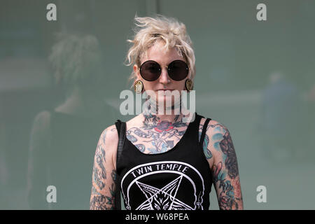 Tatouages corporels féminins ; Bobbie avec une coupe de cheveux en forme de lob blonde taillée au Texas un membre du groupe Rock au Festival de la rébellion le plus grand festival punk du monde à Blackpool. Début août, les jardins d'hiver de Blackpool accueillent une vaste gamme de groupes punk pour l'édition 21st du festival de la rébellion qui attire des milliers de touristes dans la station. Plus de 4 jours chaque mois d'août à Blackpool, le meilleur en punk tatooed se rassemblent pour cet événement social de l'année avec 4 jours de musique sur 6 étapes avec des masses de groupes. Banque D'Images